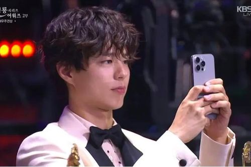 Khoảnh khắc 'gây bão' của Park Bo Gum dành cho IU