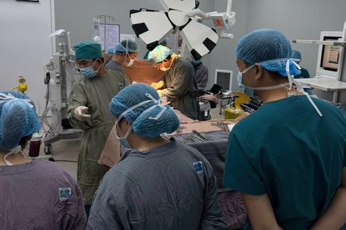 Ca mổ toát mồ hôi, bác sĩ tỉ mỉ bóc khối u chèn bào thai 10 tuần tuổi