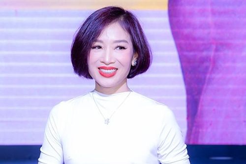 Hoa khôi Thu Hương trẻ đẹp khó tin tuổi U50, khoe 2 con cao lớn đẹp trai