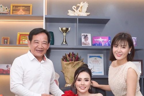 Nghệ sĩ Quang Tèo chúc mừng hoa hậu Phan Kim Oanh lên chức giám đốc