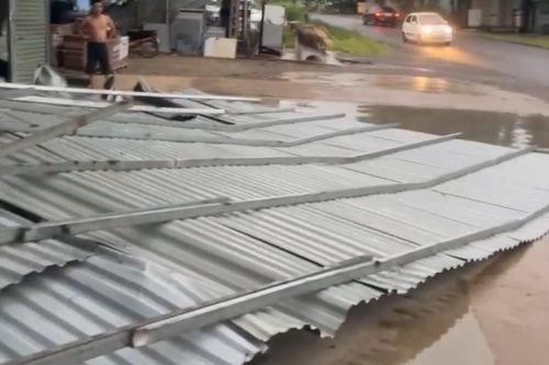 Mái tôn bay trong giông lốc khiến 1 người tử vong
