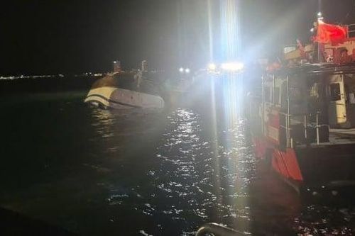 Dồn lực cứu chữa các nạn nhân trong vụ lật tàu trên vịnh Hạ Long