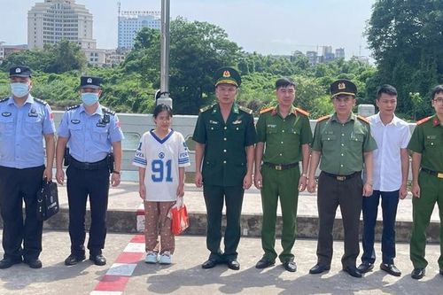 Bắt 'nữ quái' bị truy nã đặc biệt nguy hiểm tại cửa khẩu