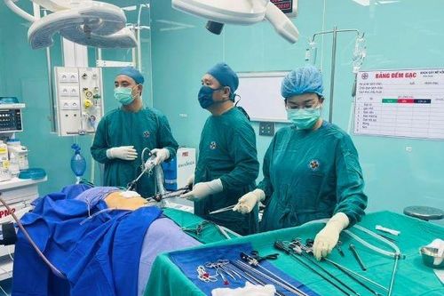 Cứu sống bé trai 13 tuổi bị dây sắt đâm xuyên bụng