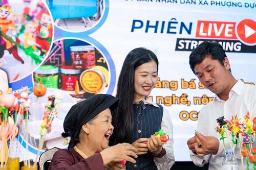 Xã làng nghề ven đô bắt nhịp chuyển đổi số: Học livestream, viết nội dung bằng AI