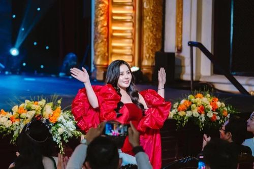 Chân dung 'bà trùm' đứng sau thành công của các 'quý bà' nhan sắc Việt
