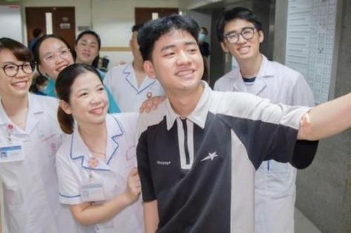 Nam sinh mắc ung thư máu xuất sắc đạt 28 điểm thi THPT Quốc gia