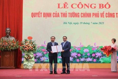 Thủ tướng trao Quyết định bổ nhiệm quyền Bộ trưởng Bộ Nông nghiệp và Môi trường