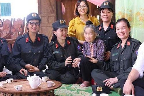 Phụ nữ Cảnh sát Cơ động tặng quà gia đình chính sách, trẻ mồ côi tỉnh Sơn La