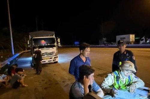 Người dân báo Cục trưởng CSGT, chặn ngay xe chở người trên thùng trái quy định