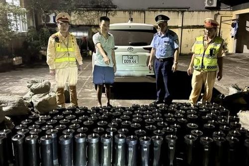 Phát hiện xe chở 128 bình khí nghi là khí cười trên quốc lộ 18