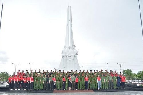 Viettel An Giang dâng 39.000 cụm hoa sen tại các phần mộ liệt sĩ