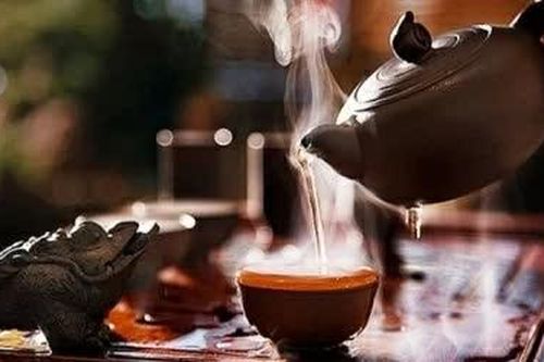 Tách trà kết nối tình thâm