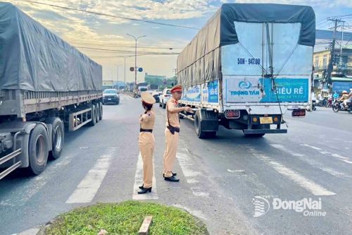 Cảnh sát giao thông Đồng Nai tổ chức chương trình tình nguyện nhằm kéo giảm ùn tắc giao thông trên quốc lộ 51