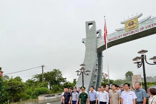 Phó Chủ tịch UBND tỉnh Nguyễn Tự Công Hoàng làm việc với các lực lượng chức năng tại Khu Kinh tế Cửa khẩu quốc tế Lệ Thanh