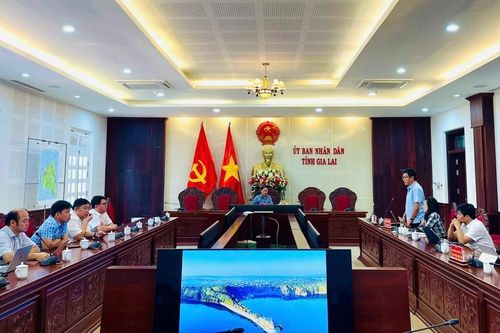 Chủ tịch UBND tỉnh Gia Lai Phạm Anh Tuấn nghe báo cáo về quy hoạch Khu du lịch Biển Hồ-Chư Đang Ya
