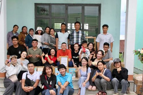 Tặng quà cho Trường Phổ thông Dân tộc Bán trú Tiểu học và THCS Nguyễn Khuyến