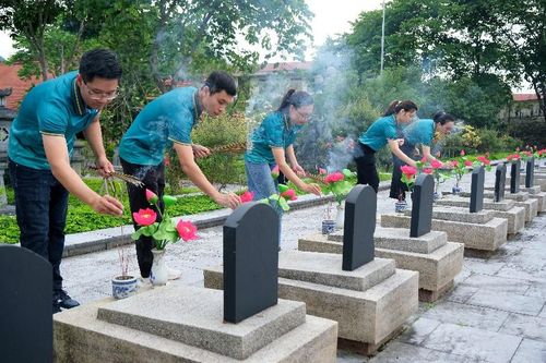 Chi đoàn BIDV Chi nhánh tỉnh Lai Châu viếng Nghĩa trang Liệt sĩ tỉnh