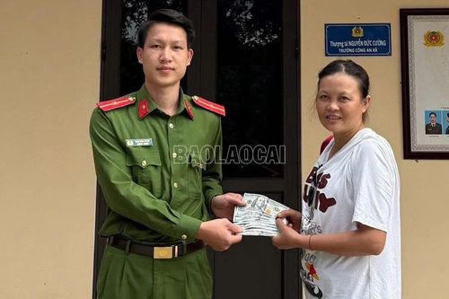 Công an xã Lùng Phình trao trả tài sản bị đánh rơi cho khách du lịch