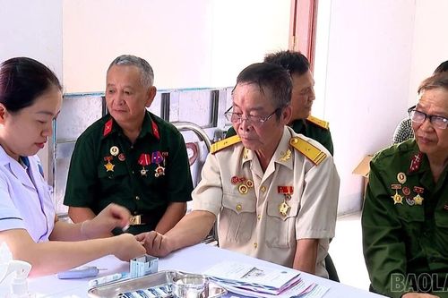 Truyền hình Nhân đạo phối hợp Hội Chữ thập đỏ tỉnh Lào Cai tổ chức Chương trình 'Tri ân tháng 7' tại Phường Nghĩa Lộ