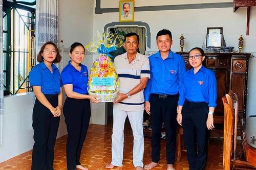 Người uy tín - giữ và truyền 'lửa' văn hóa dân tộc
