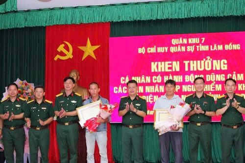 Bộ Chỉ huy Quân sự tỉnh Lâm Đồng khen thưởng 2 cá nhân liều mình cứu 3 người bị mắc kẹt giữa dòng lũ chảy xiết