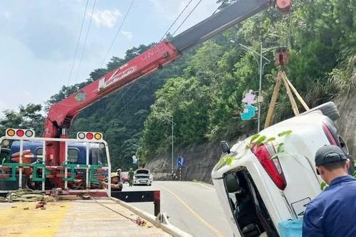Xe ô tô 4 chỗ mất lái lao xuống vực tại Tam Đảo