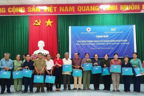 Tặng 50 suất quà tri ân gia đình chính sách tại phường Quảng Trị
