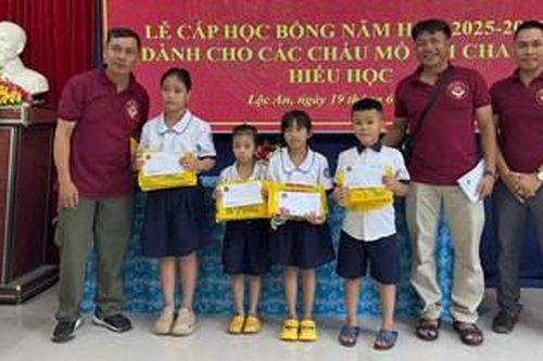 Đồng loạt ra quân vệ sinh môi trường, tặng quà cho học sinh nghèo
