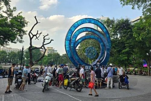 Cần mạnh tay xử lý tình trạng chiếm dụng công viên, hồ nước ở Hà Nội