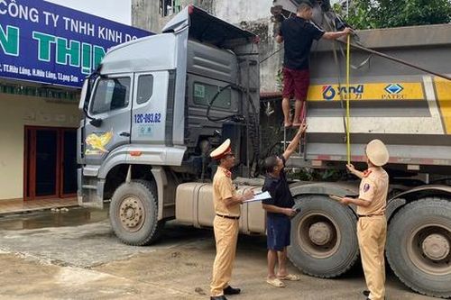 CSGT Lạng Sơn đến tận nhà đo thùng xe, yêu cầu chủ phương tiện ký cam kết không vi phạm