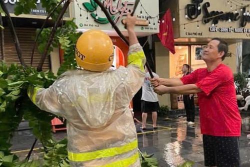 Nhiều sự cố trong cơn giông, Công an Hà Nội kịp thời hỗ trợ