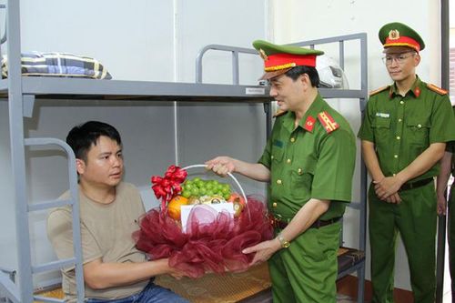 Đại úy Công an bị thương khi khống chế tội phạm ma túy