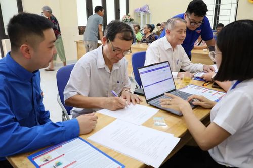 Phường Phú Thượng tiếp nhận hồ sơ hưởng trợ cấp hưu trí