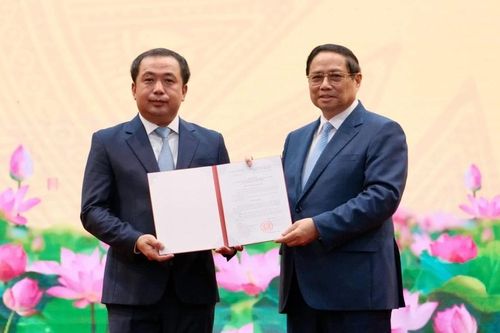 Trao quyết định giao quyền Bộ trưởng Bộ Nông nghiệp và Môi trường