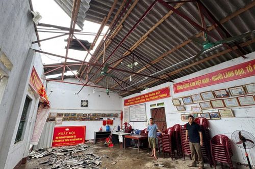 Hàng chục nhà bị tốc mái, cây đổ, giao thông ảnh hưởng sau trận mưa dông lớn