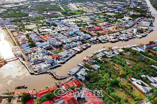 Ở ngã tư sông