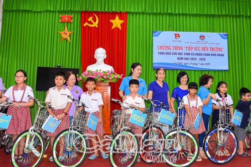 Chung tay nâng bước em nhỏ đến trường