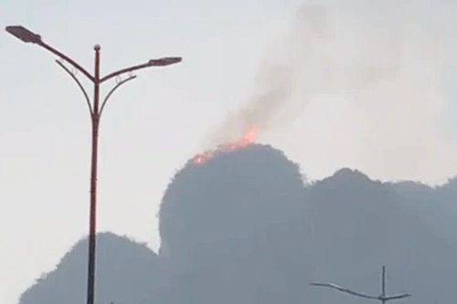 Cận cảnh sét đánh cháy núi đá trên vịnh Hạ Long, mưa đá kèm dông lốc khi bão số 3 đang ngoài khơi