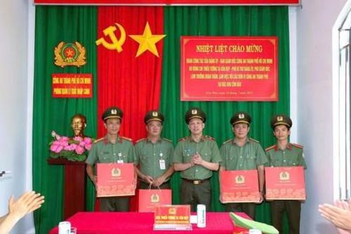 Công an TPHCM thăm, tặng quà gia đình chính sách và trao trang thiết bị cho Công an đặc khu Côn Đảo