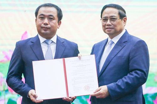 Thủ tướng trao quyết định bổ nhiệm quyền Bộ trưởng Nông nghiệp và Môi trường