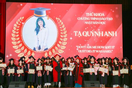 Trường Đại học Việt Nhật trao bằng cho tân cử nhân ngành mới