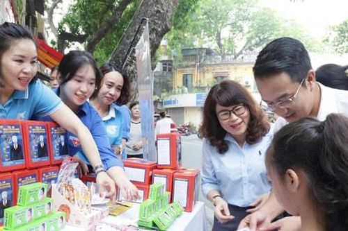 Đổi quà lấy rác tái chế ở phường Hoàn Kiếm