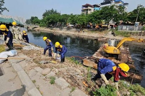 Công nhân thoát nước Hà Nội chỉnh trang hệ thống thoát nước và nạo vét bùn sông Tô Lịch