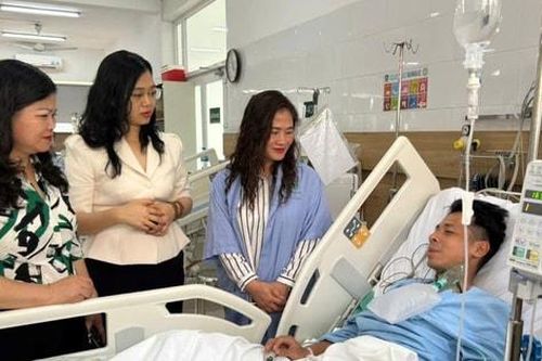 Lãnh đạo phường Tương Mai thăm hỏi chiến sĩ bị thương khi chữa cháy ở kho xưởng