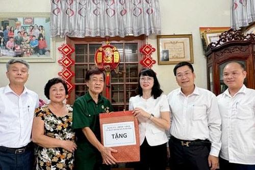 Xã Nam Phù thăm, tặng quà gia đình chính sách, người có công