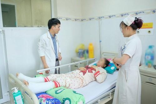 Thang máy bất ngờ rơi tự do, người phụ nữ 39 tuổi bị gãy cột sống và gãy 2 gót chân