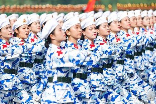 Khối nữ Quân y 'khoe' khí chất trong bộ quân phục rằn ri hiện đại