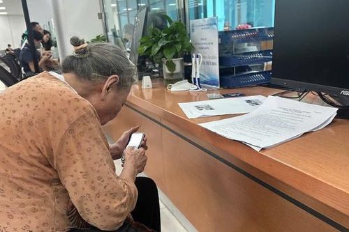 Có nên xem xét tiếp tục hạ độ tuổi nhận trợ cấp hưu trí xã hội?