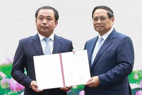 Thủ tướng trao Quyết định giao quyền Bộ trưởng Bộ NN&MT cho ông Trần Đức Thắng